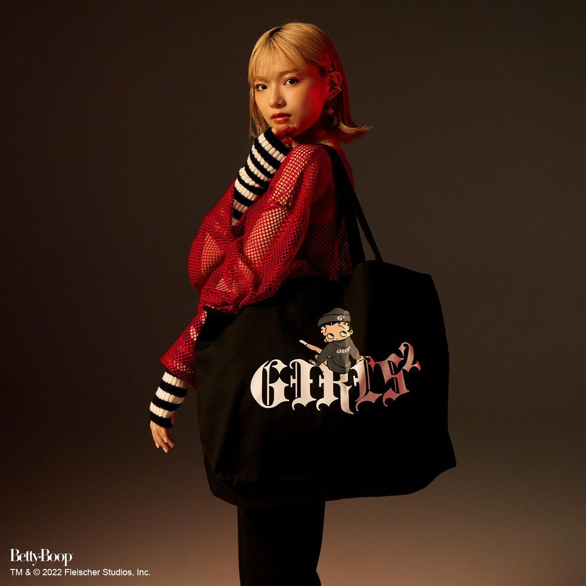 d.i.a. 平成ギャルy2k バックオープン箔押しプリント羽　タンクトップ Cherry Bomb タンクトップ ホワイトy2k 00s 平成ギャル - メルカリ